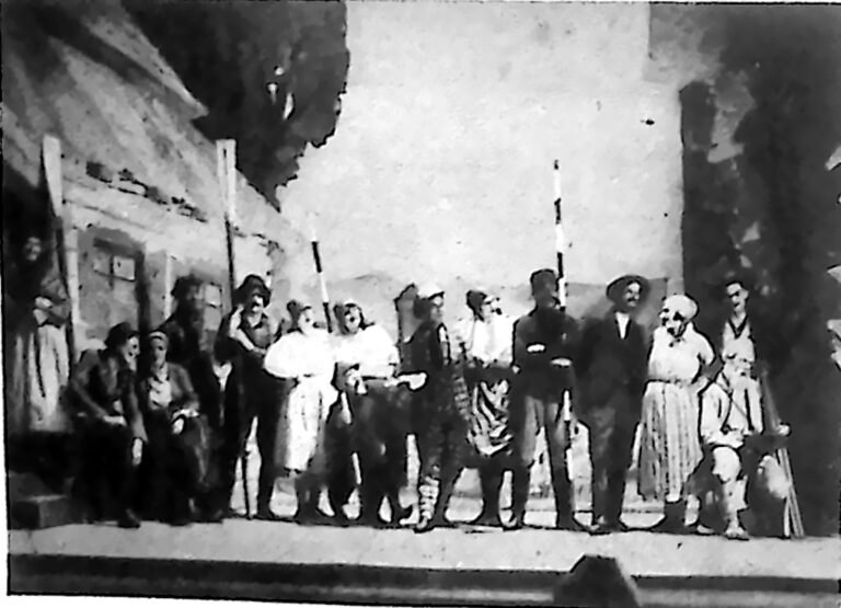 Scena zbiorowa z pierwszego aktu wodewilu „Śluby Dębnickie” w krakowskim teatrze „Bagatela”, z aktorami w strojach ludowych. Fotografia z 1926 r.