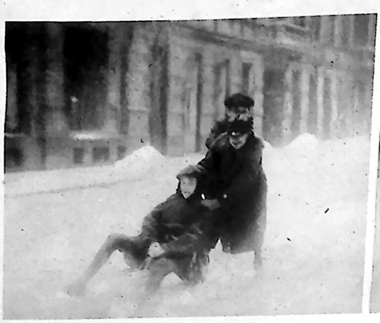 Gromadka dzieci na sankach na zaśnieżonej bocznej ulicy Warszawy, zima 1926.