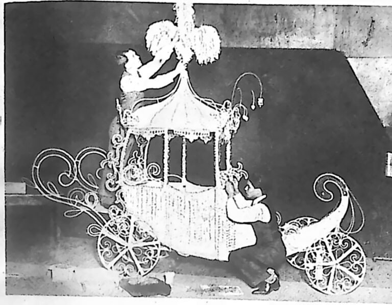 Bogato zdobiona karoca Kopciuszka ze stalowym stelażem i kryształami, przygotowana na przedstawienie dla dzieci w Londynie. Fotografia z 1926 r.