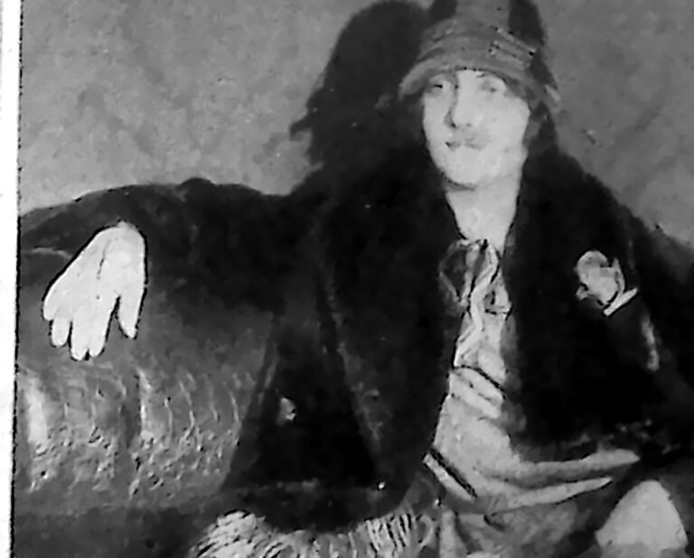 Aktorka Jadwiga Smosarska w kapeluszu i futrze, oparta na poręczy. Fotografia z 1926 r.