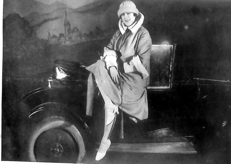 Śpiewaczka operetkowa Lucyna Messal w płaszczu i kapeluszu, oparta o samochód. Fotografia z 1926 r.