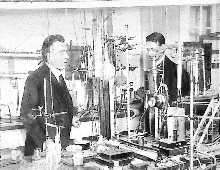 Niels Bohr w garniturze, stojący wśród aparatury w swoim laboratorium w Kopenhadze. Fotografia z 1926 r.
