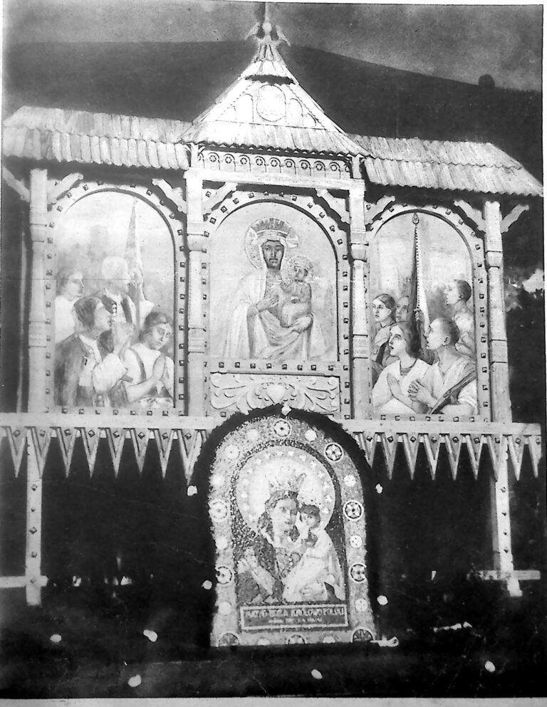 Drewniany ołtarz z Izdebnej z figurą Matki Boskiej z Dzieciątkiem pośrodku i mozaikowym wizerunkiem Matki Boskiej u dołu. Fotografia z 1926 r.