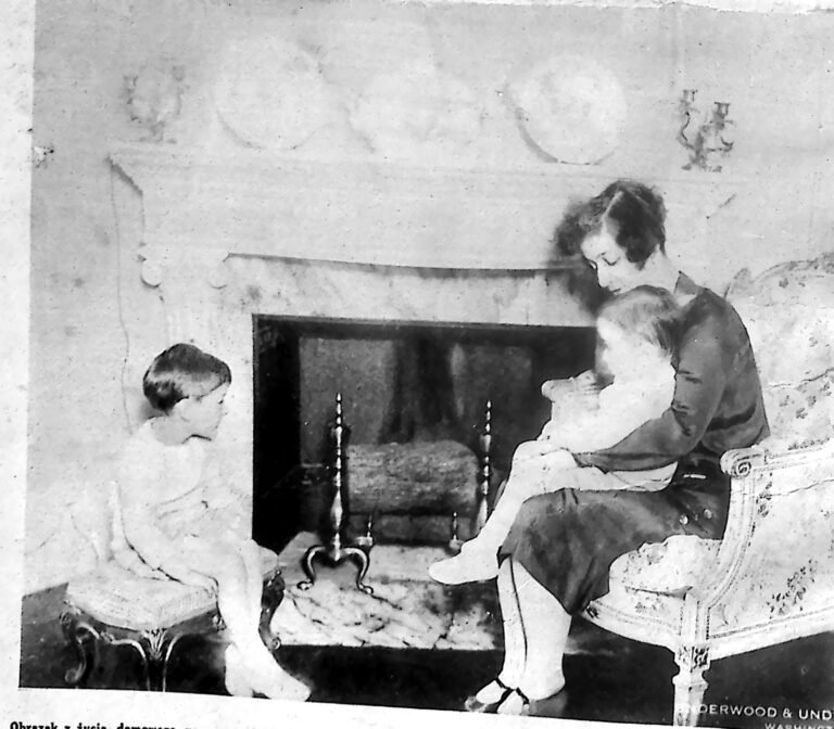 Kobieta z dwoma chłopcami przy kominku w salonie poselstwa polskiego w Waszyngtonie podczas świąt Bożego Narodzenia. Fotografia z 1926 r.