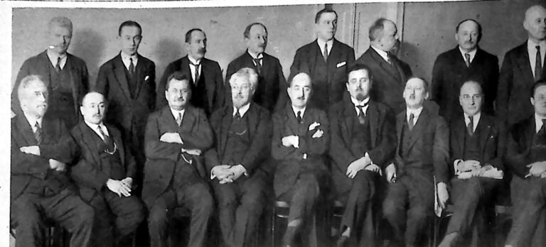 Grupowe zdjęcie kilkunastu delegatów zagranicznych partyj socjalistycznych na kongresie P. P. S. w Warszawie w styczniu 1926 roku.