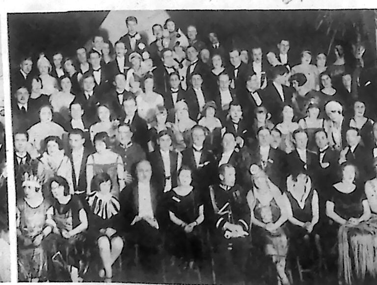 Liczne towarzystwo w strojach balowych na sali Sokoła w Tarnopolu podczas balu maskowego. Fotografia z 1926 r.