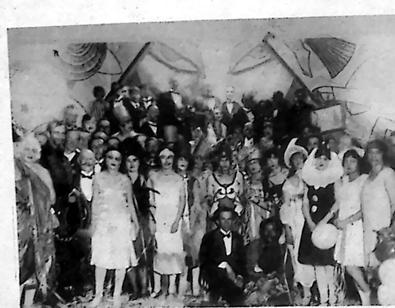 Uczestnicy balu maskowego w kostiumach i maskach w sali hotelu Morskie Oko w Zakopanem. Fotografia z 1926 r.