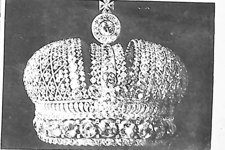Wysadzana kamieniami korona cesarska Romanowów z krzyżem na szczycie. Fotografia z 1926 r.