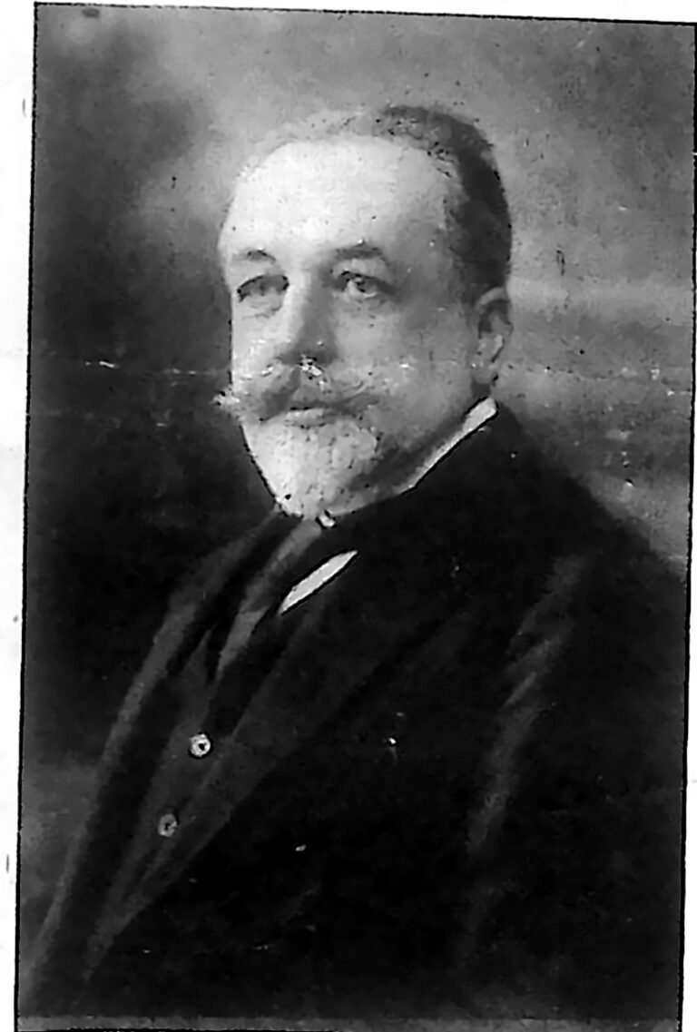 Portretowe zdjęcie Ludwika hr. Mycielskiego w ciemnym surducie. Fotografia z 1926 r.