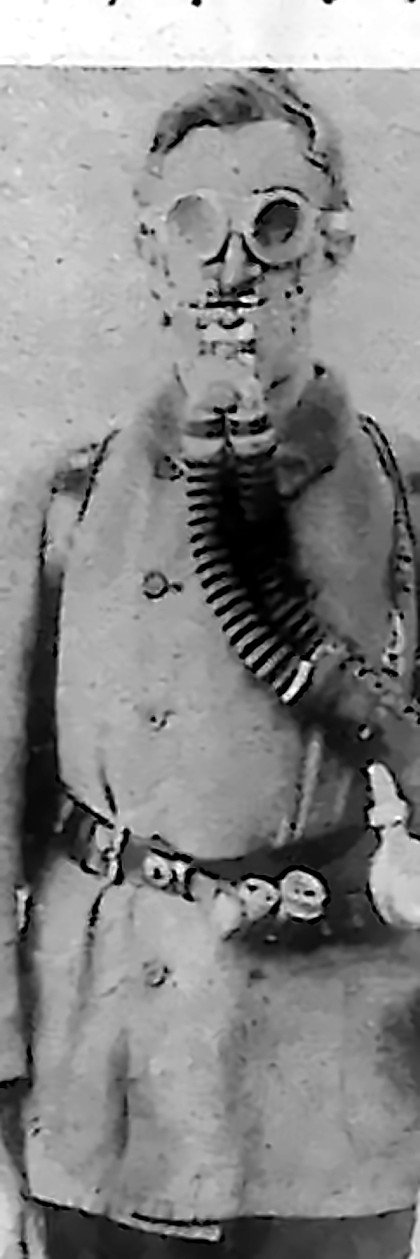Górnik w masce ochronnej z goglami i aparatem oddechowym zawieszonym na piersiach. Fotografia z 1926 r.