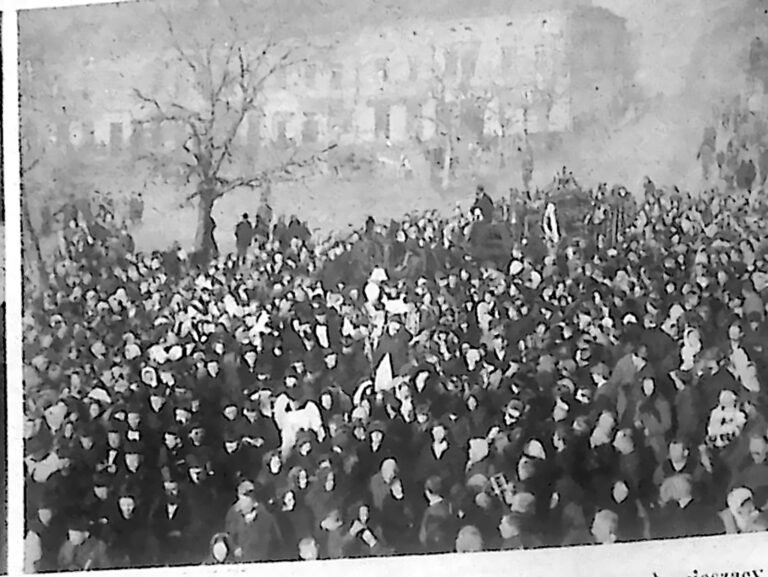 Tłumny kondukt pogrzebowy na rynku w Nowym Sączu, z kamienicami w tle. Fotografia z 1926 r.