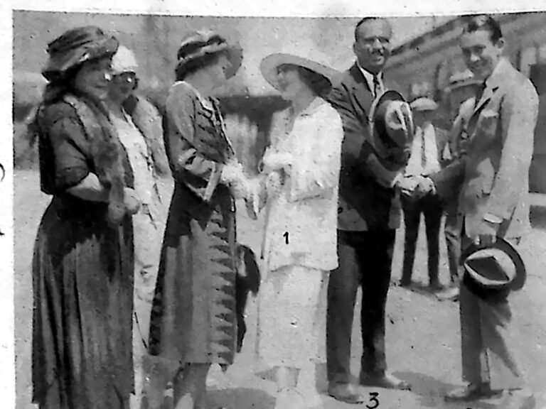 Grupa gwiazd filmowych w kapeluszach na wolnym powietrzu w Los Angeles, wśród nich Mary Pickford i Douglas Fairbanks. Fotografia z 1926 r.