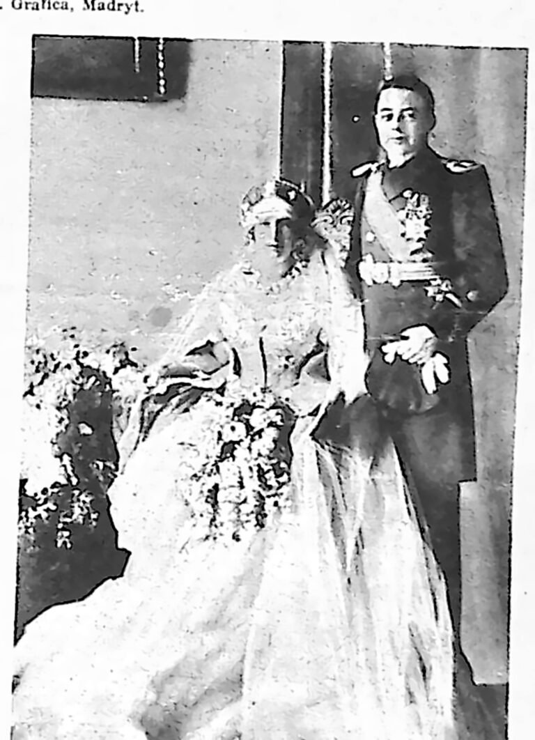 Para młoda: panna młoda w welonie i sukni ślubnej obok oficera w mundurze galowym. Fotografia z 1926 r.