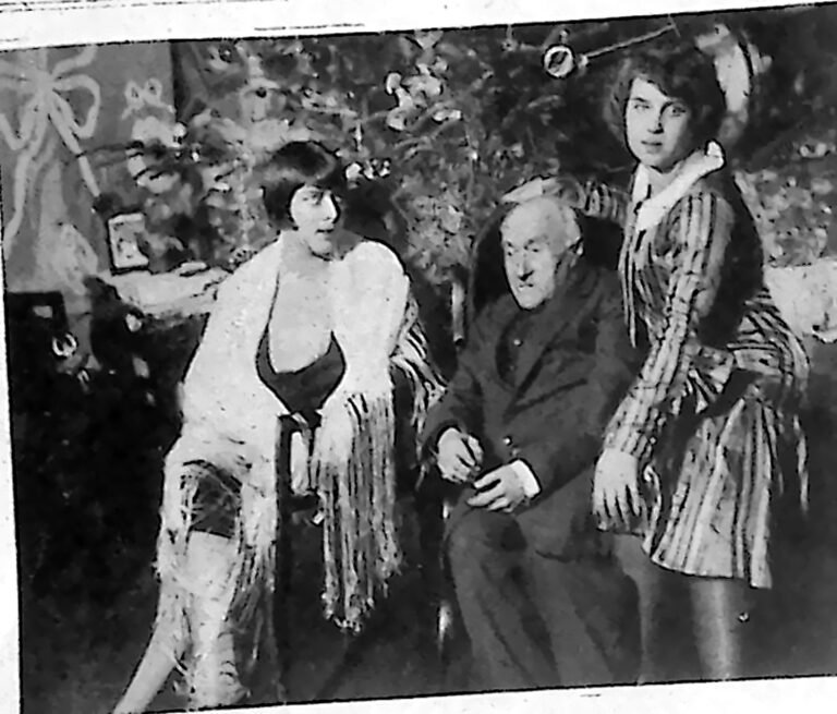 Sędziwy aktor Władysław Krogulski w otoczeniu dwóch młodych aktorek, swoich wnuczek. Fotografia z 1926 r.