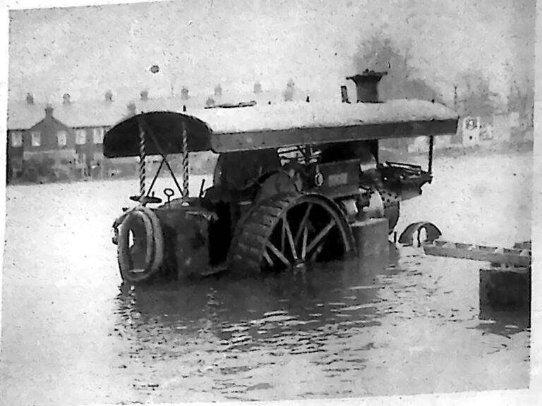 Walec parowy zanurzony do połowy w wodzie podczas powodzi na Tamizie pod Londynem. Fotografia z 1926 r.
