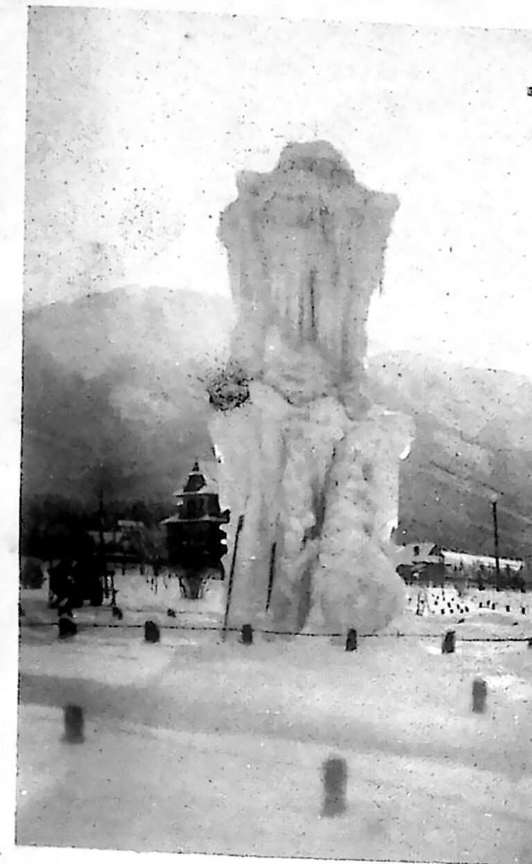 Fontanna w parku zakopiańskim skuta lodem, tworzącym nieregularną bryłę. Fotografia z 1926 r.