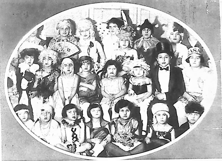 Owalne zdjęcie gromady dzieci w strojach balowych i kostiumach na balu we Lwowie. Fotografia z 1926 r.