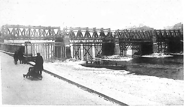 Stalowa konstrukcja budowanego mostu przez Wisłę w Krakowie, widziana z bulwaru. Fotografia z 1926 r.