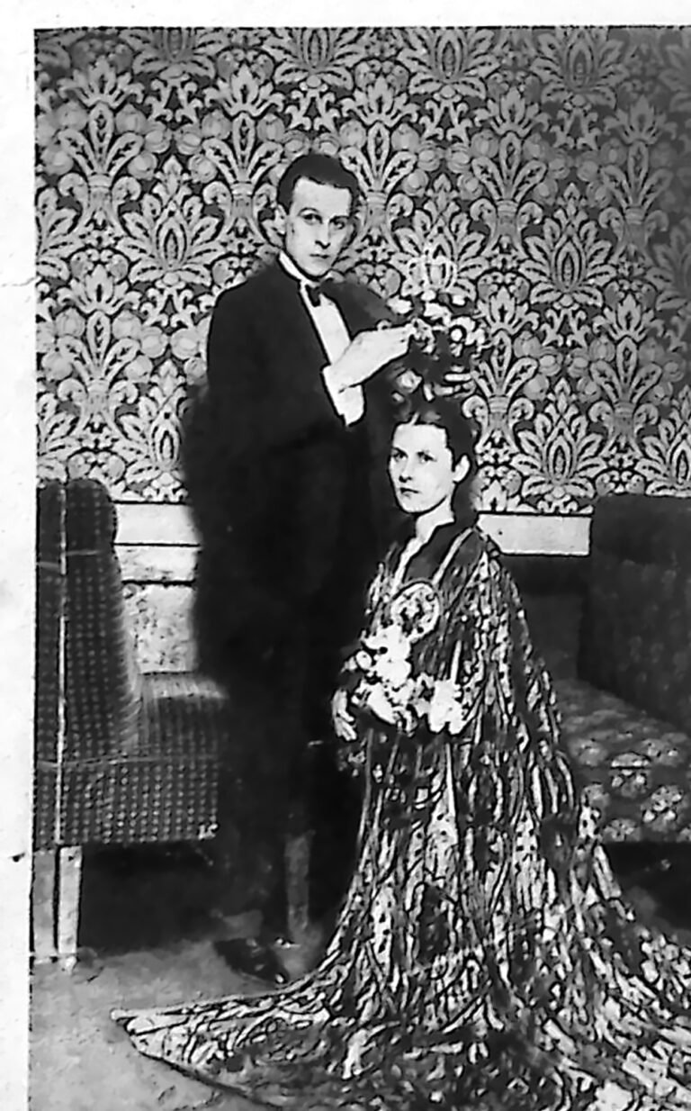 Młoda kobieta w długiej, bogato zdobionej sukni z trenem i w koronie, obok mężczyzna we fraku. Fotografia z 1926 r.