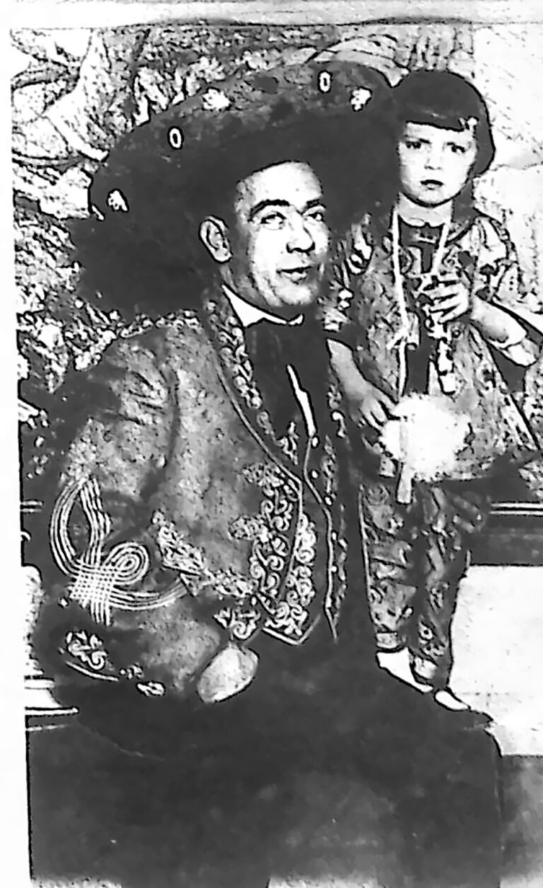 Mężczyzna w bogato haftowanym meksykańskim stroju i sombrero, obok mała dziewczynka w takim samym ubiorze. Fotografia z 1926 r.