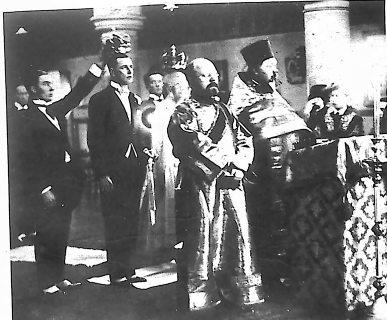 Ceremonia ślubna w cerkwi prawosławnej: drużbowie trzymają korony weselne nad głowami nowożeńców, obok duchowni w ornatach. Fotografia z 1926 r.