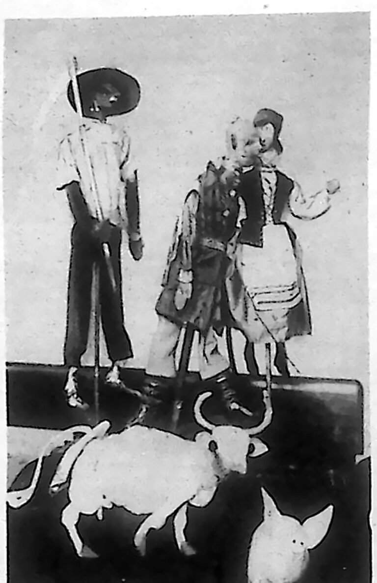 Kukiełki szopkowe: postacie ludowe i zwierzęta, sfotografowane za kulisami szopki w warszawskiej Szkole Sztuk Pięknych. Fotografia z 1926 r.