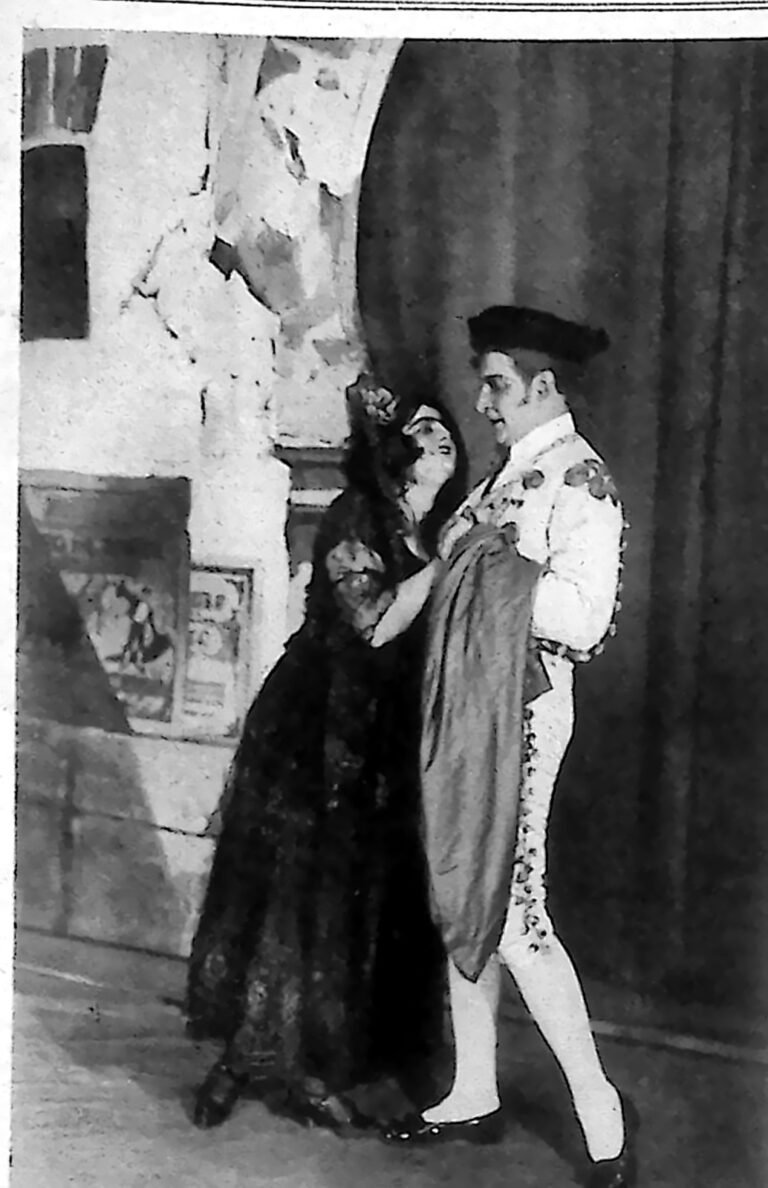 Scena z opery „Carmen”: śpiewaczka w hiszpańskim stroju wsparta na ramieniu torreadora w kostiumie Escamilla. Fotografia z 1926 r.