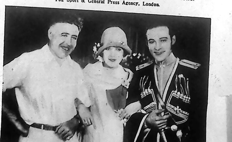 Reżyser Clarence Brown, aktorka Vilma Banky i Rudolph Valentino w stroju z epoki, sfotografowani razem na planie filmowym. Fotografia z 1926 r.