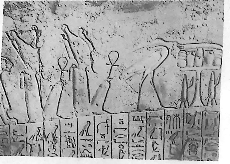 Kamienna ściana pokryta płaskorzeźbionymi hieroglifami z Osireonu w Abydos w Egipcie. Fotografia z 1926 r.