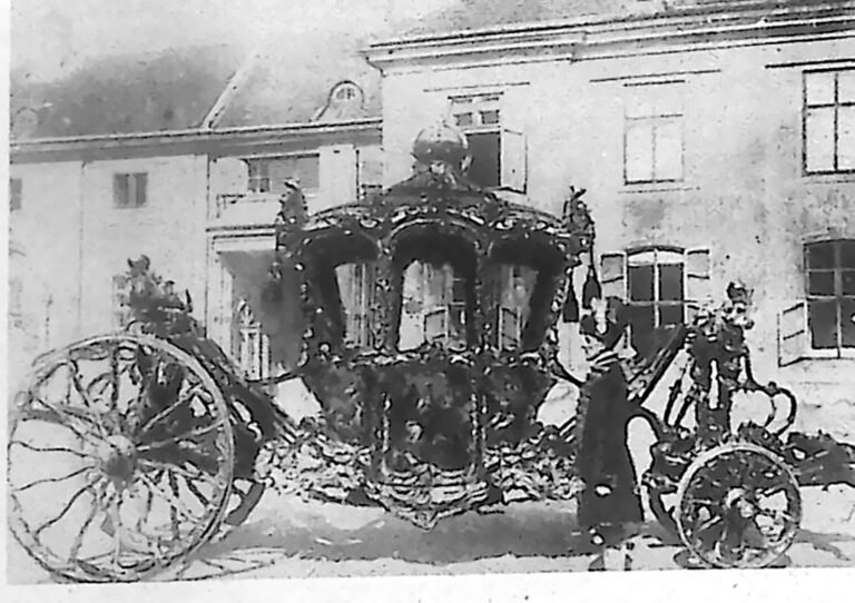 Bogato złocona paradna kareta z XVIII wieku, wyprowadzona przed budynek na śnieg. Fotografia z 1926 r.