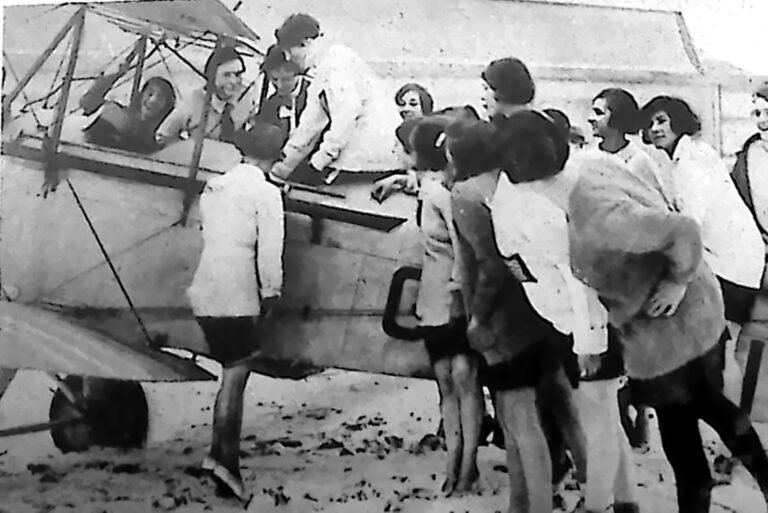 Grupa kobiet w płaszczach przy samolocie na lotnisku w Hendon pod Londynem. Fotografia z 1926 r.