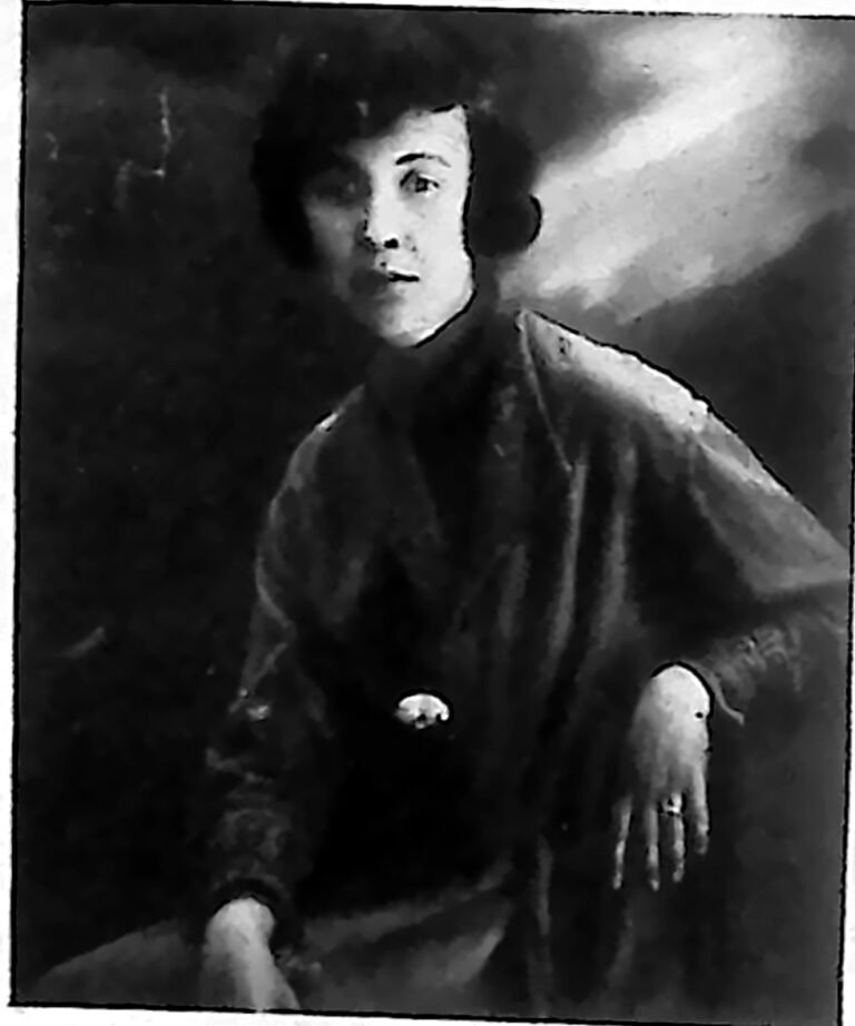 Portret malarki Mieczysławy Rozbickiej-Giżyckiej w ciemnej sukni. Fotografia z 1926 r.