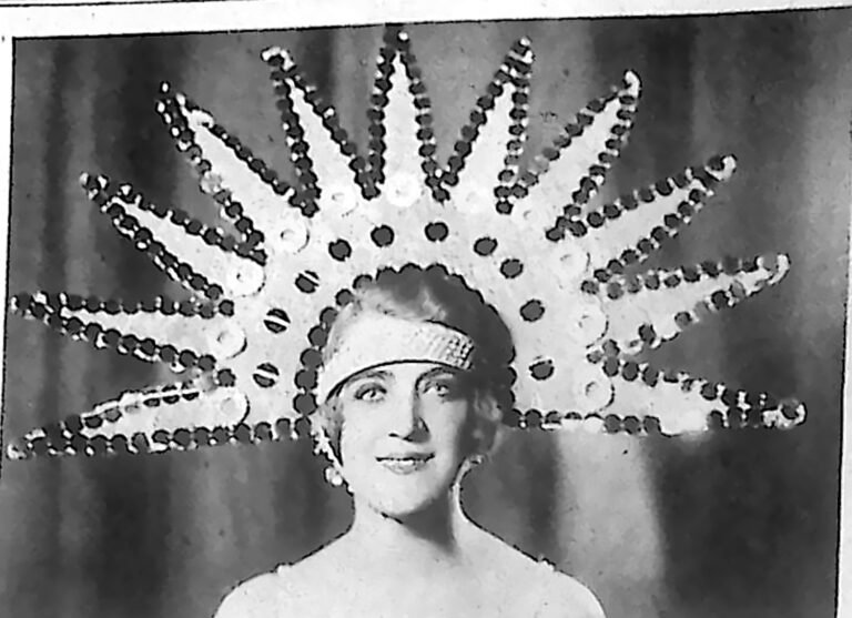 Aktorka w promienistym diademie z cekinów, w roli tytułowej operetki „Królowa Nocy”. Fotografia z 1926 r.