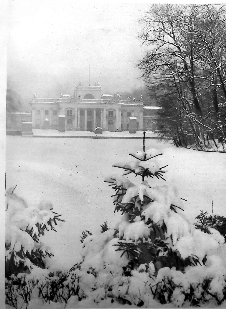 Pałac na Wyspie w warszawskich Łazienkach widziany zimą przez ośnieżone gałęzie i krzewy. Fotografia z 1926 r.