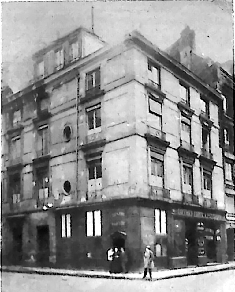 Narożna kamienica przy rue de Richelieu w Paryżu, w której zmarł Anthelme Brillat-Savarin. Fotografia z 1926 r.