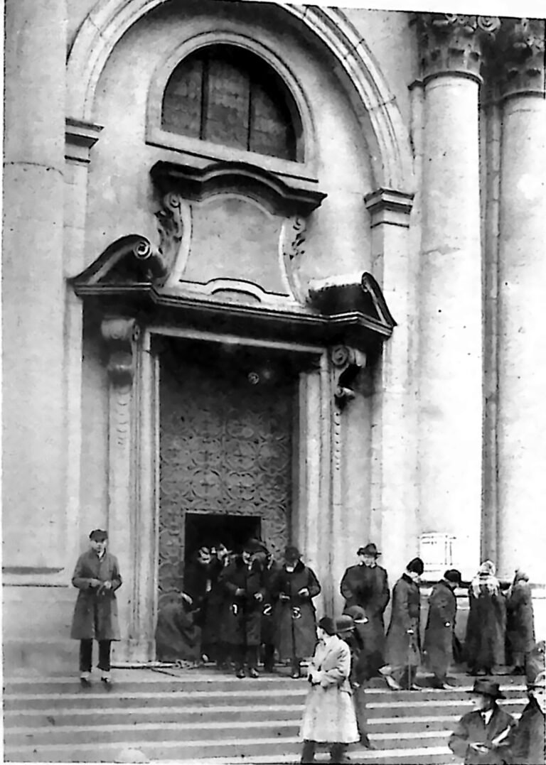 Profesorowie Uniwersytetu Jagiellońskiego wychodzący z kościoła św. Anny w Krakowie po nabożeństwie żałobnym za kardynała Merciera, 1926.