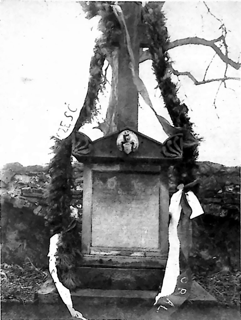 Pomnik Darowskiego, sekretarza Kościuszki, przy kościele Najświętszego Salwatora na Zwierzyńcu w Krakowie, przybrany wieńcami i szarfami. Fotografia z 1926 r.