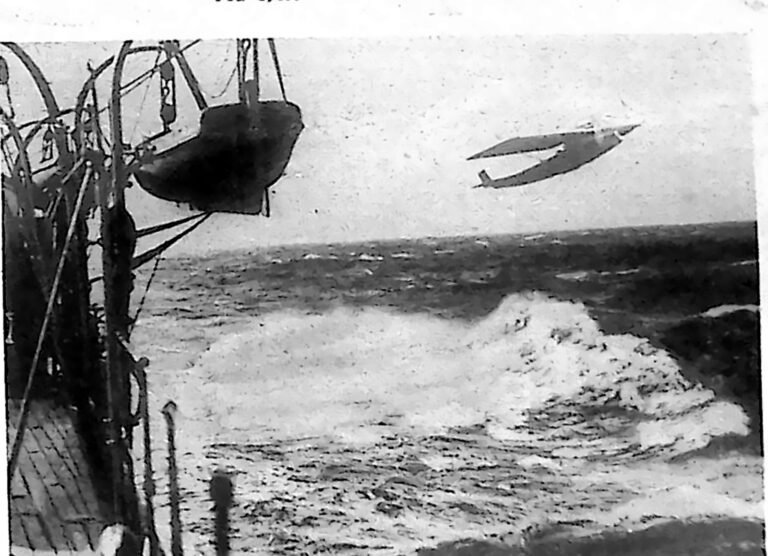 Hydroplan „Plus-Ultra” w locie nad wzburzonym oceanem, widziany z pokładu statku. Fotografia z 1926 r.