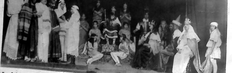 Scena jasełkowa na szkolnej scenie w Bochni: uczniowie w kostiumach pasterzy, aniołów i królów. Fotografia z 1926 r.