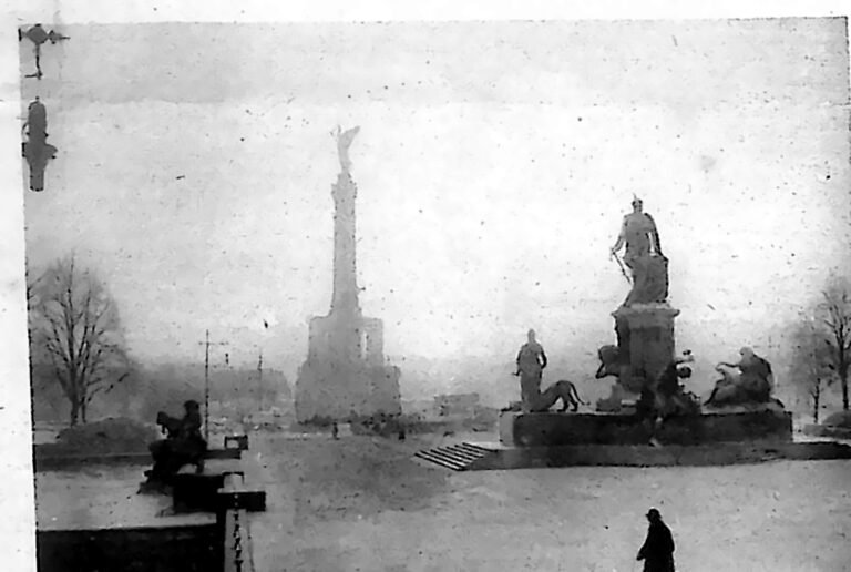 Pomnik Bismarcka i Kolumna Zwycięstwa na berlińskim Placu Królewskim, we mgle. Fotografia z 1926 r.