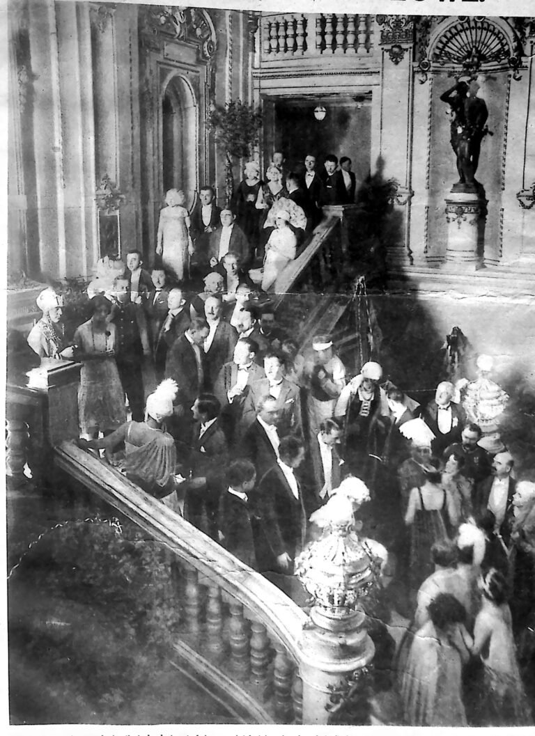 Tłum gości w strojach balowych i kostiumach na marmurowych schodach Teatru im. Juliusza Słowackiego w Krakowie. Fotografia z 1926 r.