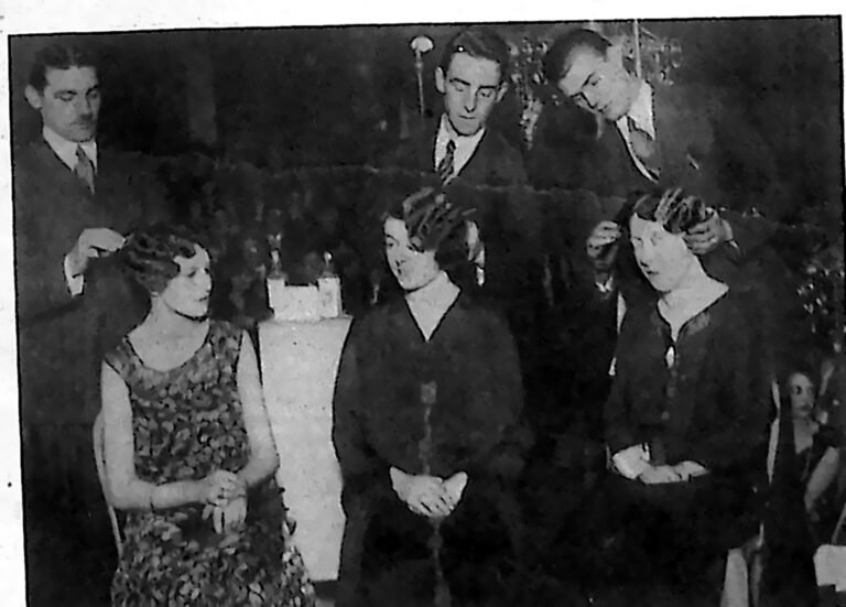 Fryzjerzy przy pracy nad fryzurami kilku klientek podczas konkursu na najszybszą trwałą ondulację. Fotografia z 1926 r.