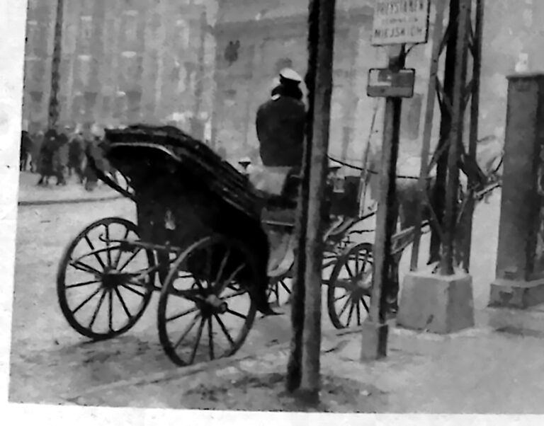 Pusty przystanek tramwajowy w Warszawie podczas strajku; przy krawężniku stoi tylko dorożka. Fotografia z 1926 r.