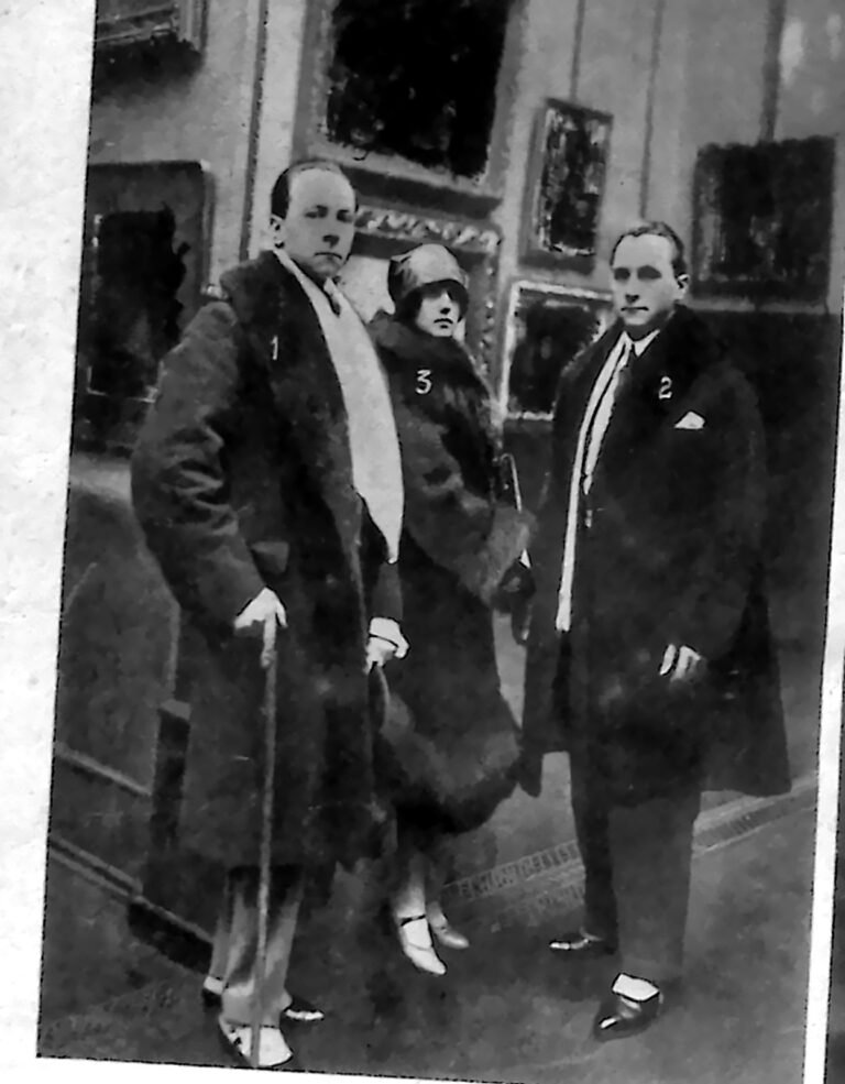 Dwaj mężczyźni w płaszczach i kobieta w kapeluszu na tle ściany z obrazami, na otwarciu wystawy rodziny Styków. Fotografia z 1926 r.