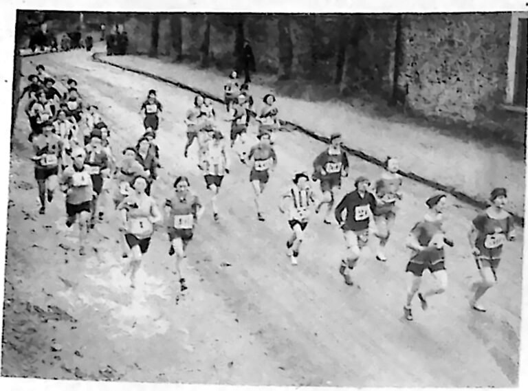 Grupa biegaczek w strojach sportowych na starcie biegu ulicznego w Paryżu. Fotografia z 1926 r.