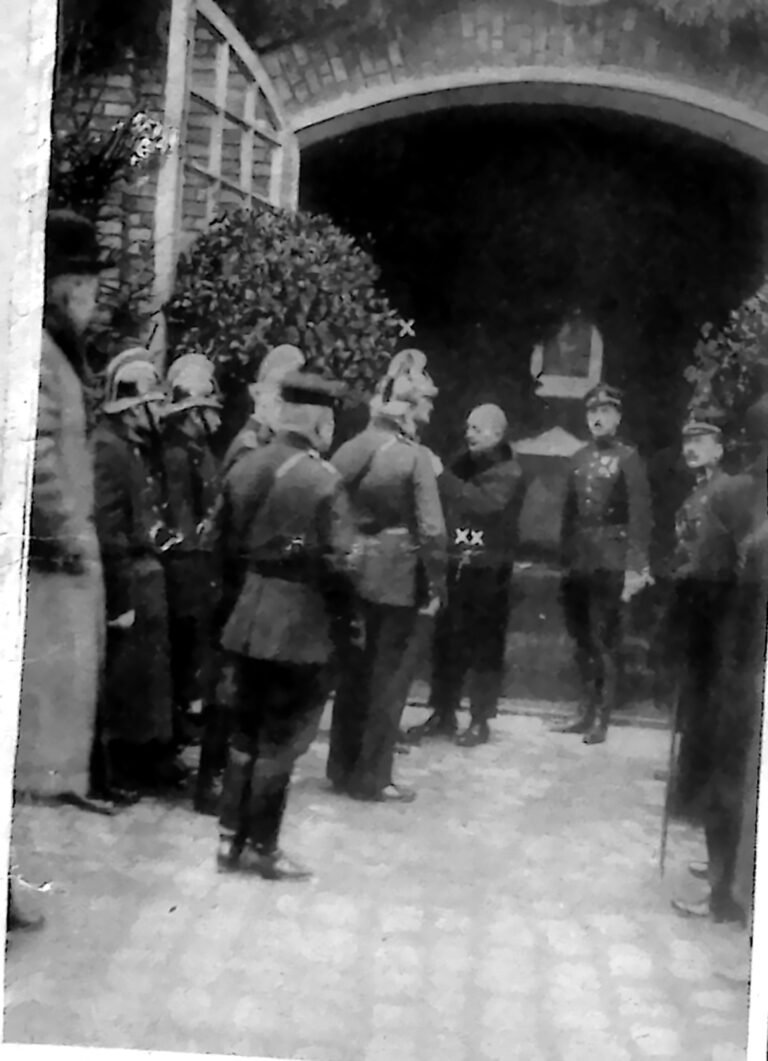 Zbiórka strażaków w hełmach na dziedzińcu krakowskiej strażnicy podczas uroczystości odznaczenia. Fotografia z 1926 r.