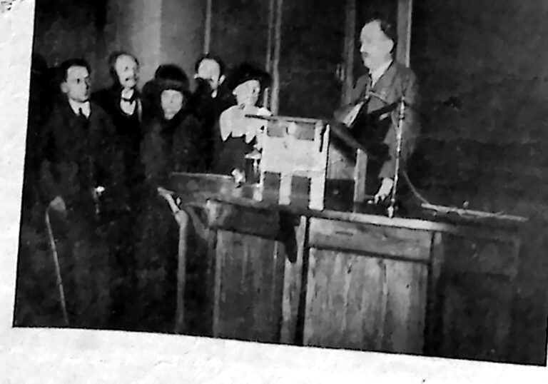 Prelegent przy mównicy i słuchacze w sali Muzeum Techniczno-Przemysłowego w Krakowie. Fotografia z 1926 r.