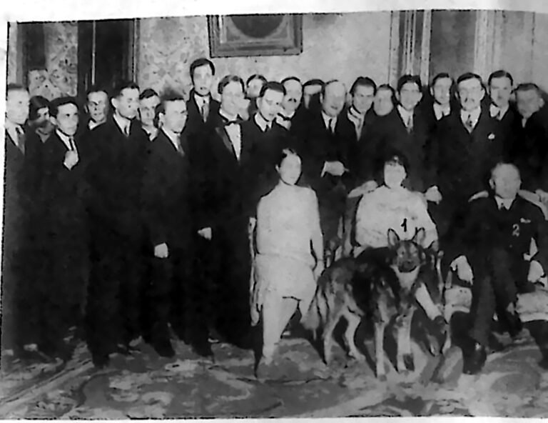 Kilkadziesiąt osób — studenci i gospodarze — pozujących w salonie ambasady polskiej w Paryżu. Fotografia z 1926 r.