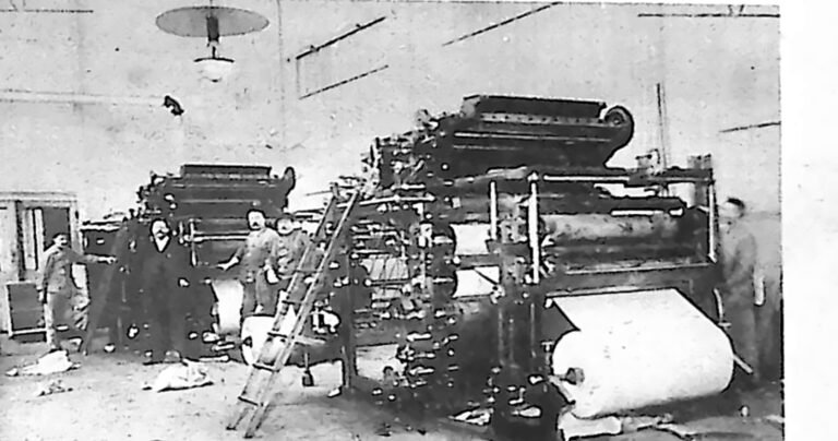 Hala maszyn drukarskich paryskiej Drukarni Narodowej z pracownikami przy prasach. Fotografia z 1926 r.