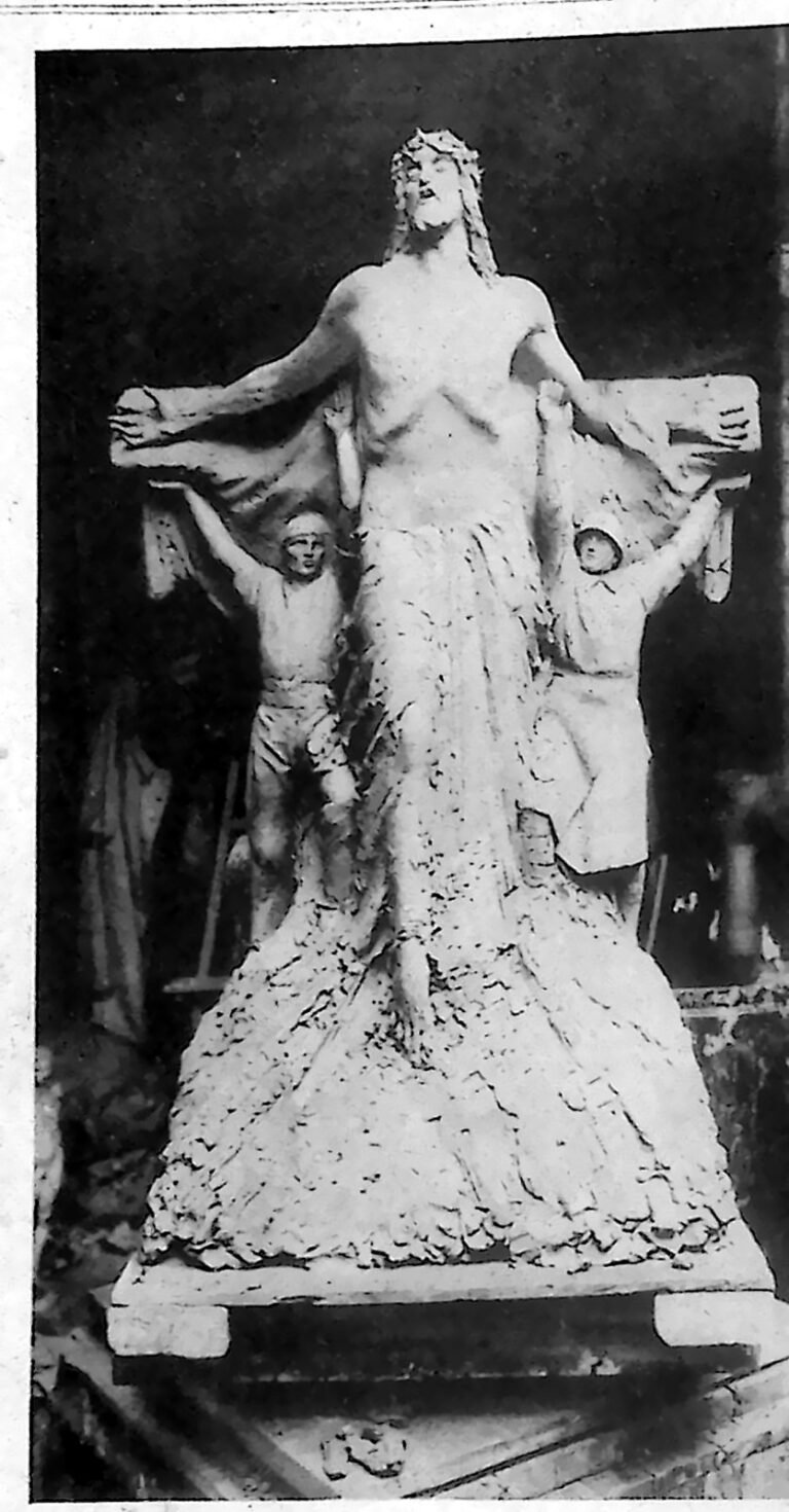 Gipsowa rzeźba Chrystusa w koronie cierniowej z rozpostartymi ramionami, pod którymi chronią się drobne postacie ludzkie. Fotografia z 1926 r.